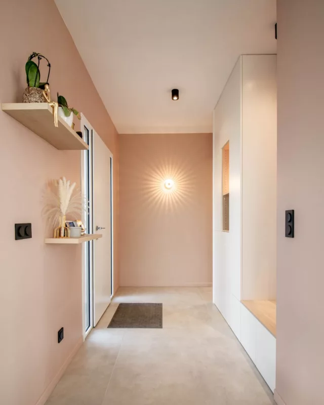 Projet Mr et Mme J

Ceux qui sont passés me voir à la Foire d'Angers aurons eu le privilège de découvrir ce nouveau projet 🤗

Mr et Mme J m’ont contactée afin d'être accompagnés dans la construction de leur future maison 🏡
Leur question ? Comment faire les bons choix dès le départ, se projeter dans des volumes avec un plan, et surtout, créer une vraie harmonie dans leur intérieur ?

On débute par cette entrée spacieuse et lumineuse qui se profile naturellement dans le couloir car à la teinte "chakras" douce et enveloppante.

L’applique murale en verre cannelé crée un véritable effet « waouh », en projetant de délicats rayons de lumière qui valorisent l’espace avec raffinement.

👉Besoin d’un projet en aménagement et d’intérieur ?
📲Contactez moi au 0682715058
📩contact@vanessa3decoratrice.fr 

__________________________________
 #décoratriceangers #projetconstruction #decomaisonneuve #accompagnementdeco