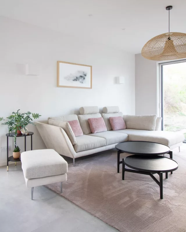 🌟Projet Mr et Mme J🌟

Je poursuis la présentation de la nouvelle maison de M. et Mme J. Avec un Bonus de la modélisation qui a aidé mes clients à se projeter ! 

Le meuble TV a été imaginé et réalisé à partir de modules IKEA, une solution idéale pour créer un décor sur-mesure à moindre coût ! 

Ici on retrouve une ambiance douce et minimaliste dans ce salon à l’esprit scandinave 🌿✨
Canapé clair, coussins rose poudré, tables noires pour le contraste, le tout sublimé par une suspension en rotin et une belle lumière naturelle 🤍
Une déco épurée qui allie confort, élégance et touches naturelles, comme le souhaitaient mes clients!🍃

👉Besoin d’un projet en aménagement et d’intérieur ?
📲Contactez moi au 0682715058
📩contact@vanessa3decoratrice.fr

__________________________________
#décoratriceangers #projetconstruction #decomaisonneuve #accompagnementdeco